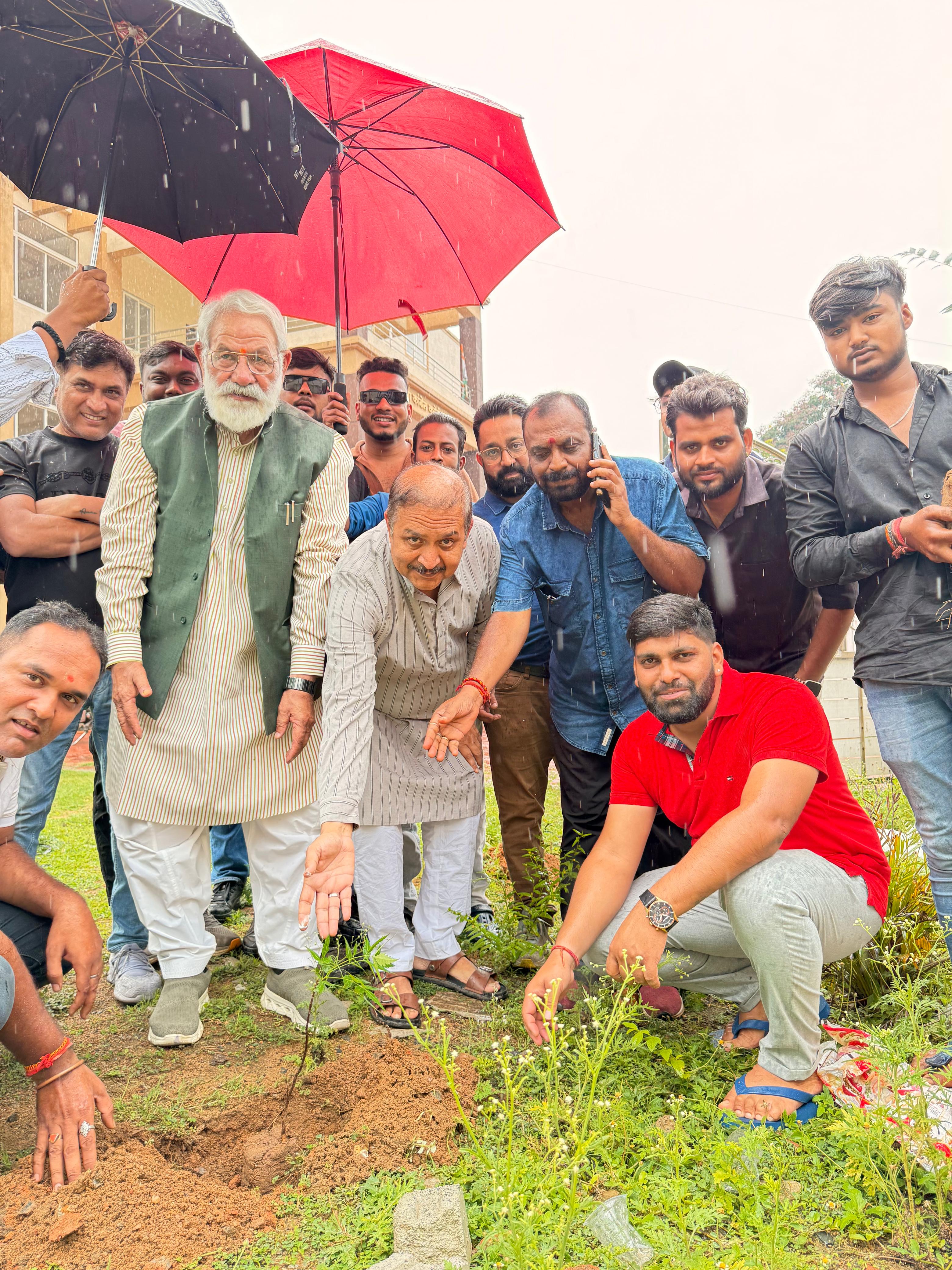 पहलगाम आतंकी हमला और हवाई दुर्घटना के मद्देनजर सादगी पुर्ण ढंग से मना राहुल गांधी का जन्मदिन 